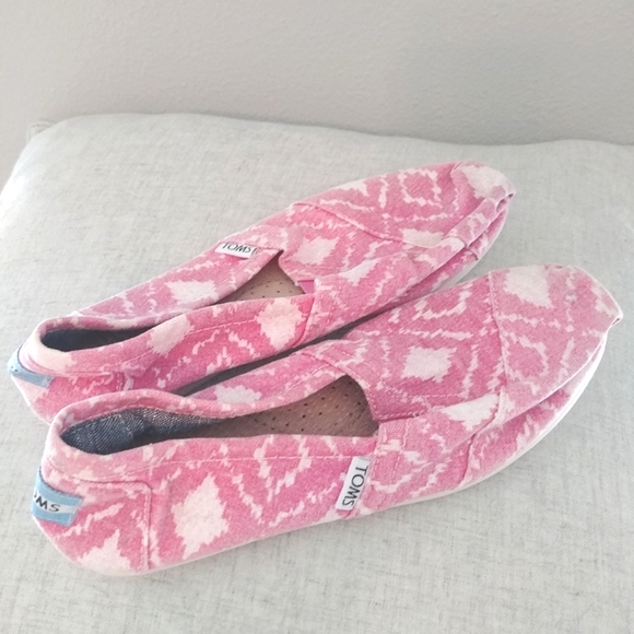 Toms size 5 flats, pink with white diamond geometric pattern fabric - Picture 1 of 3